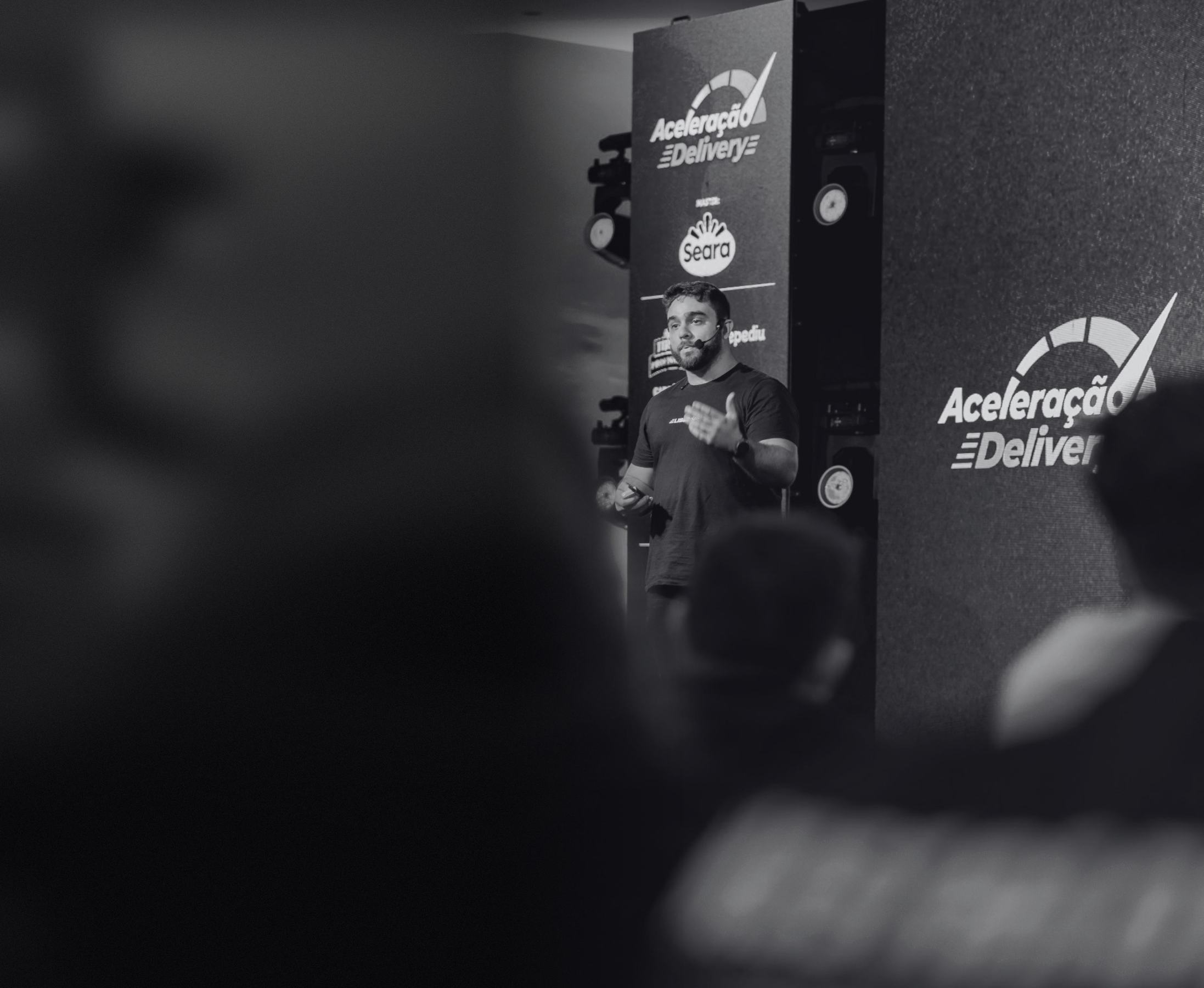 Consultor da Liberdata palestrando no palco do evento Aceleração Delivery.