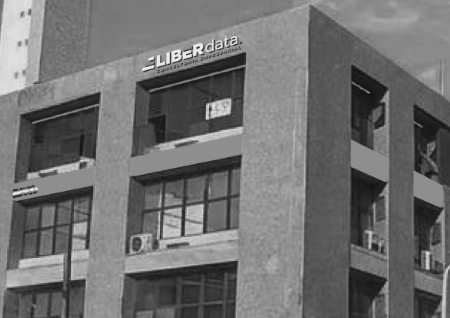 Fachada da sede da Liberdata em Fortaleza, com a marca no alto do prédio.
