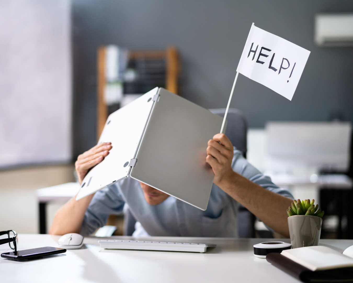 Gestor analisando dados e planejamento